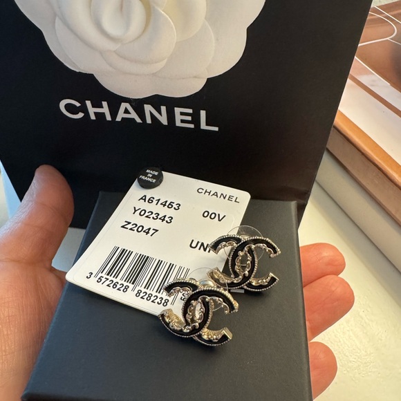 CHANEL CC Stud Earrings
Z2047 Gold/Black - Picture 4 of 9